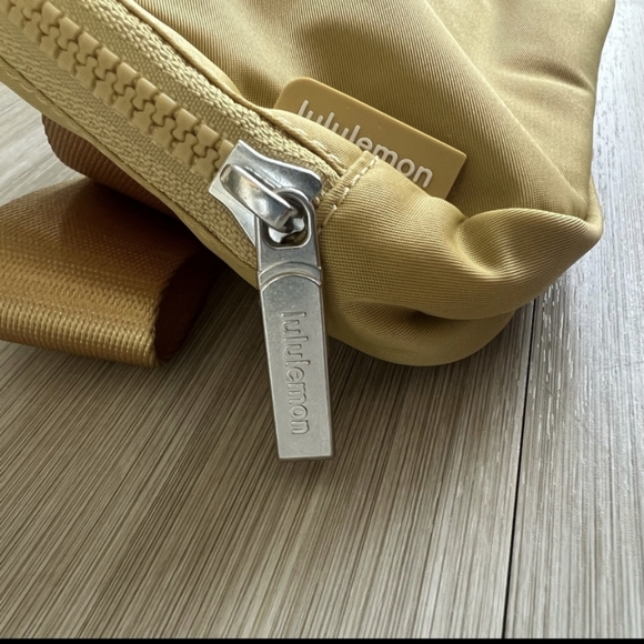 NWT 🍋 Lululemon 🍋Everywhere Belt Bag- Golden sand NWT Very Rare Color - Picture 10 of 10